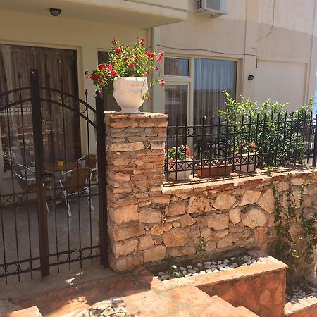 Berti Apartments Sarandë Esterno foto