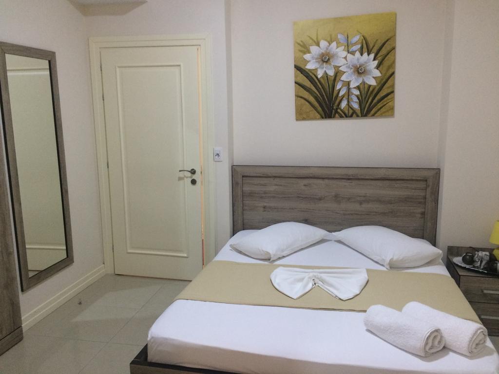 Berti Apartments Sarandë Esterno foto
